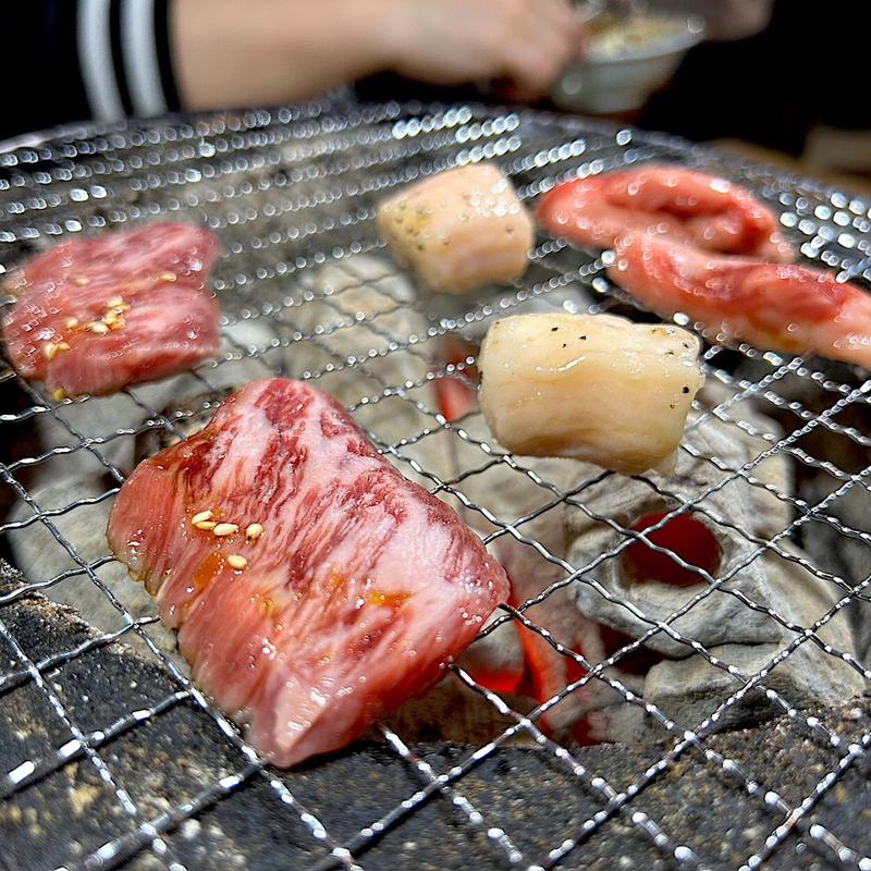 米沢牛 カルビ、郡山ホルモン、米沢牛 中落ちカルビ(元祖 ほるもん道場 駅前店 （ガンソ ホルモンドウジョウ）)