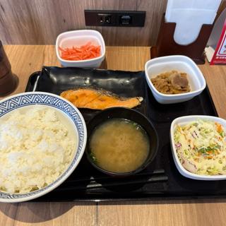 焼魚牛小鉢定食(吉野家 草加柳島店)