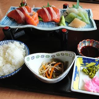 鱒太郎お刺身御膳(ひもかわさくら亭)