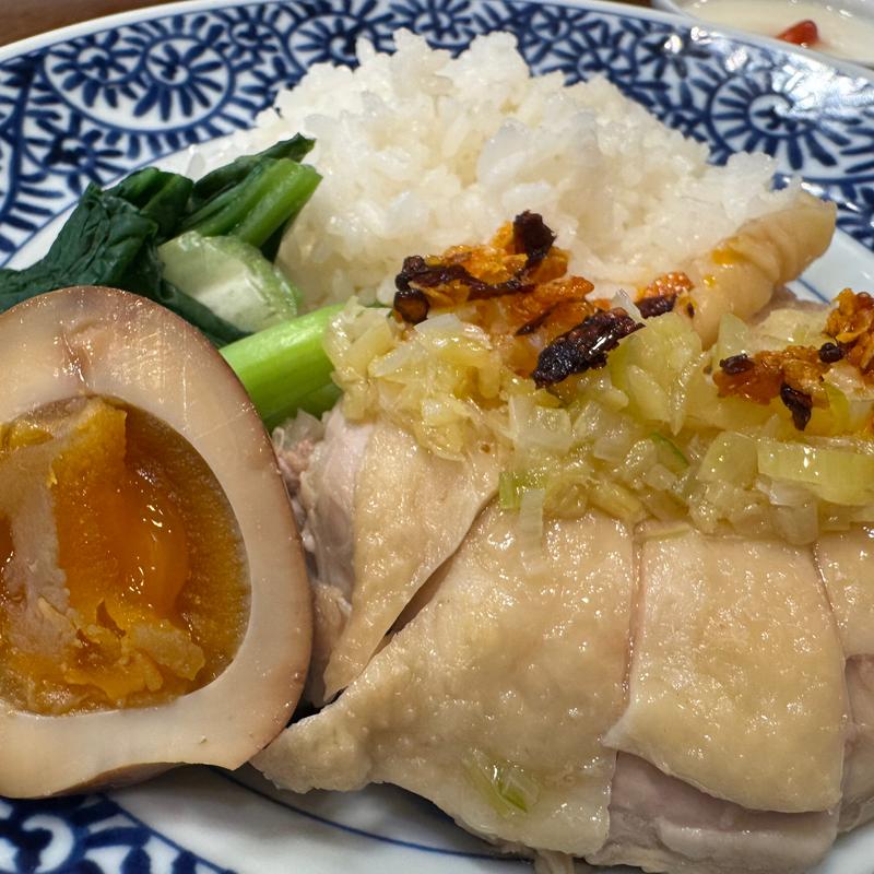 骨付き鶏肉香港スパイス風味のせ御飯(中華香彩JASMINE口福厨房)