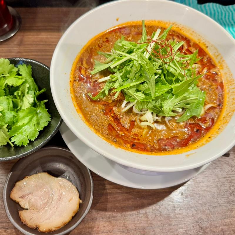 担々麺黒＋パクチー＋チャーシュー1枚＋5辛く(担々麺とらぁめん うさ担 浦和本店)