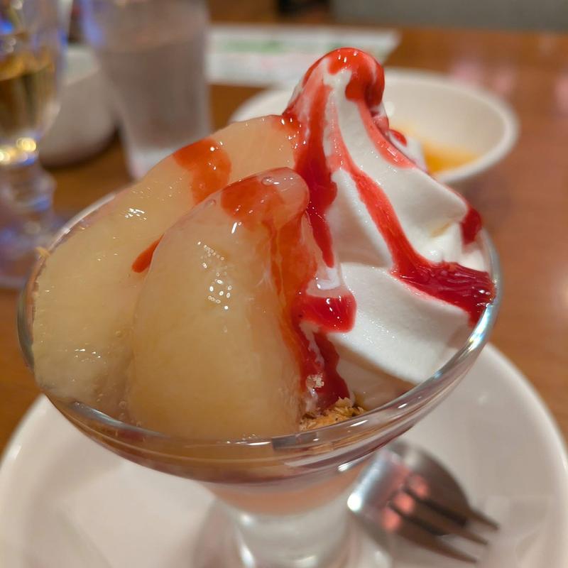 ごろっと白桃のサンデー(ガスト 世田谷給田店)