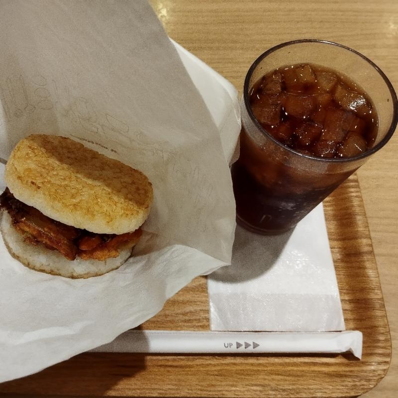 モスライスバーガー海鮮かきあげ(塩だれ)、ウーロン茶(モスバーガー 亀有北口店)