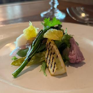 季節の野菜と果実のサラダ