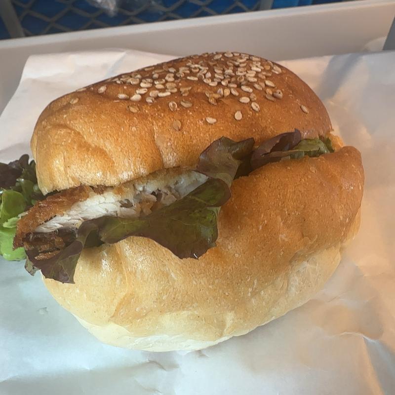 サーモンたまごバーガー(ブーランジュリータカギ JR千里丘駅店)