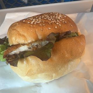 サーモンたまごバーガー(ブーランジュリータカギ JR千里丘駅店)