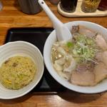 塩ワンタン麺：半チャーハン