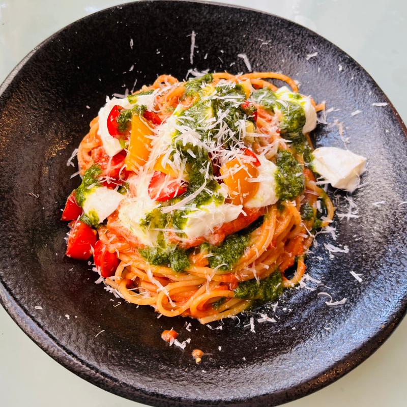水牛モッツァレラチーズをのせたスパゲッティポモドーロ(Pasta e Vino Kei)