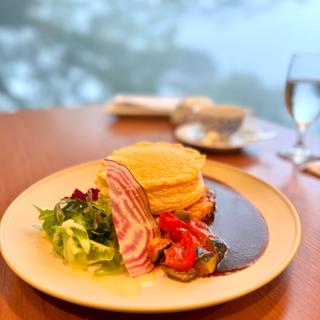 三島日の出たまごのスフレオムライス（スープ付き）(サロン・ド・テ ロザージュ)