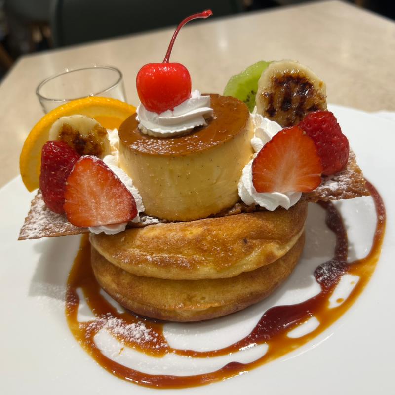 プリンアラモードのパンケーキ 濃厚キャラメルソース(カフェ＆ブックス ビブリオテーク 東京・有楽町（café & books bibliothèque Tokyo Yurakucho）)