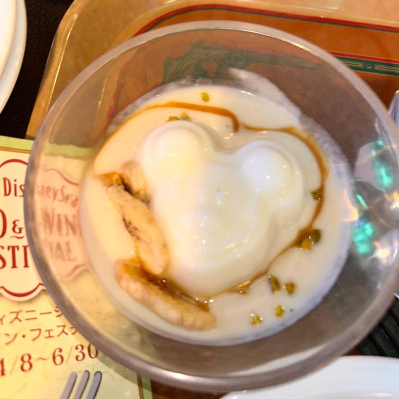 杏仁豆腐 バナナキャラメルソース、ナッツ添え(ヴォルケイニア・レストラン)