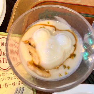 杏仁豆腐 バナナキャラメルソース、ナッツ添え(ヴォルケイニア・レストラン)