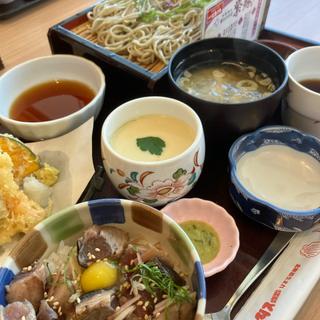 紫蘇そばとかつお丼(北海道生まれ和食処とんでん 北鎌倉店)