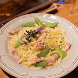 季節豆とパンチェッタのオイルパスタ