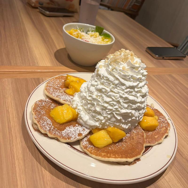 マンゴー、ホイップクリームとマカダミアナッツのパンケーキ(Eggs 'n Things 原宿店)
