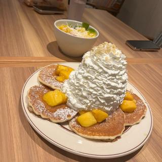 マンゴー、ホイップクリームとマカダミアナッツのパンケーキ