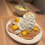 マンゴー、ホイップクリームとマカダミアナッツのパンケーキ
