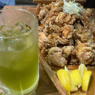 若鶏唐揚げ大バカ盛り ハーフ&ハーフ(大衆酒場 ちばチャン 池袋東口店)