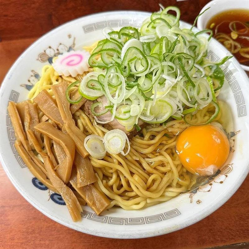 油そば 特大 ねぎ盛り 生玉子 スープ(珍々亭)