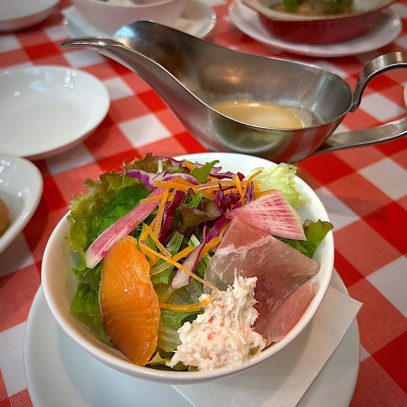 生ハム、スモークサーモン、カニ肉のせチロル特製サラダ(チロル 仙台店 )
