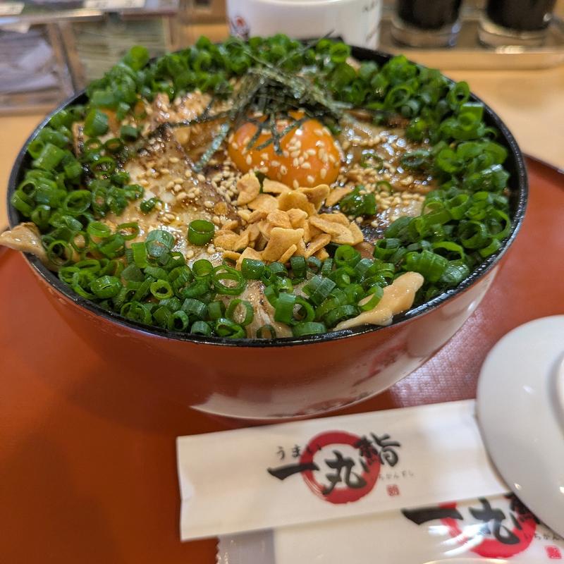 サーモンの炙り紅とろカルビ丼（アラ汁）(うまい一丸鮨 本荘店 （一丸鮨）)