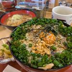サーモンの炙り紅とろカルビ丼（アラ汁）
