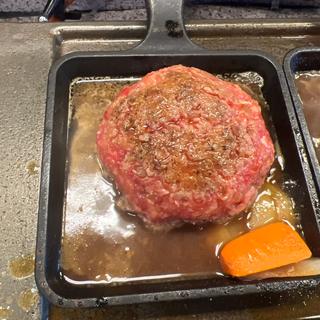 焼肉屋の黒毛和牛レアハンバーグ定食