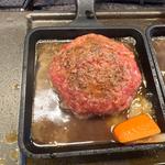 焼肉屋の黒毛和牛レアハンバーグ定食(焼肉こじま本店)