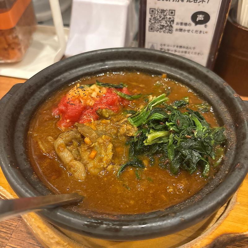 焼きトマトとほうれん草の牛すじ煮込みカレー(ホットスプーン 西新宿店（Hot Spoon）)