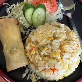 セットの半チャーハン、揚げ物、ミニサラダ(とんとん )