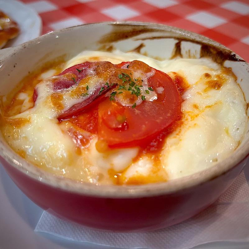 スペシャルグラタン〜ペンネマカロニにたっぷりホワイトソース、サラミとトマトがのったあつあつオーブン焼き〜(チロル 仙台店 )