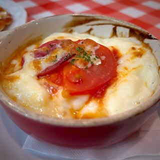 スペシャルグラタン〜ペンネマカロニにたっぷりホワイトソース、サラミとトマトがのったあつあつオーブン焼き〜(チロル 仙台店 )