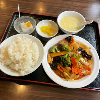 エビ、イカと野菜辛味炒め定食(絶品中華 100種類食べ飲み放題 華景園 かけいえん 川崎店 仲見世通り店前)