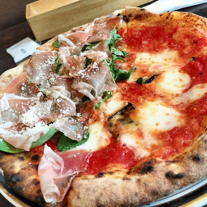 ルッコラ&生ハムとマルゲリータのハーフ(L'alba di napoli)