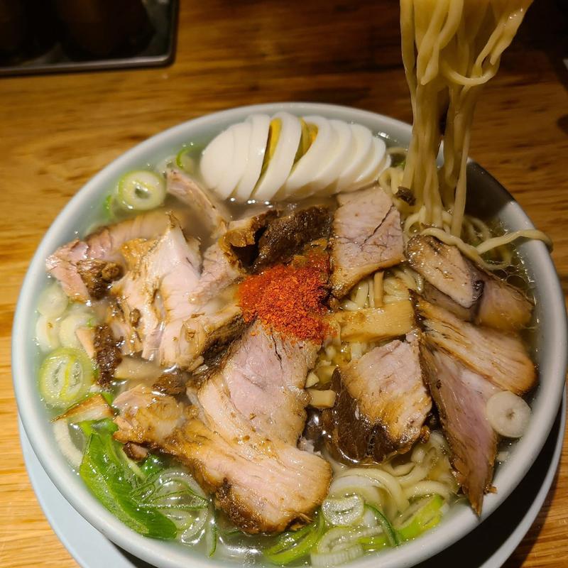 チャーシューらーめん 大盛り 輪切り茹で卵(えっちゃんラーメン。田町店)