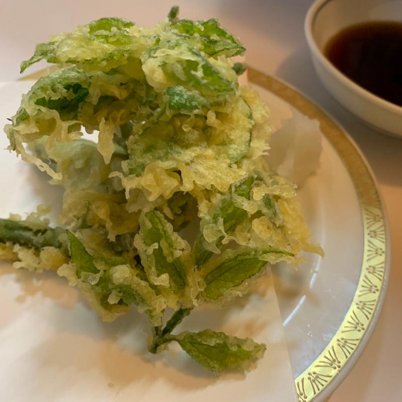 太わらびと山ウド葉の天ぷら(ほそぼそ亭)