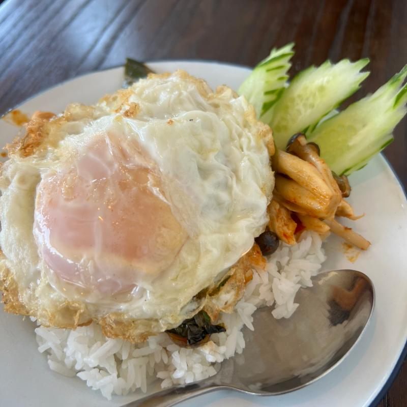 鶏と野菜のレッドカレー炒めのせご飯(タイのおうちごはんaroina)