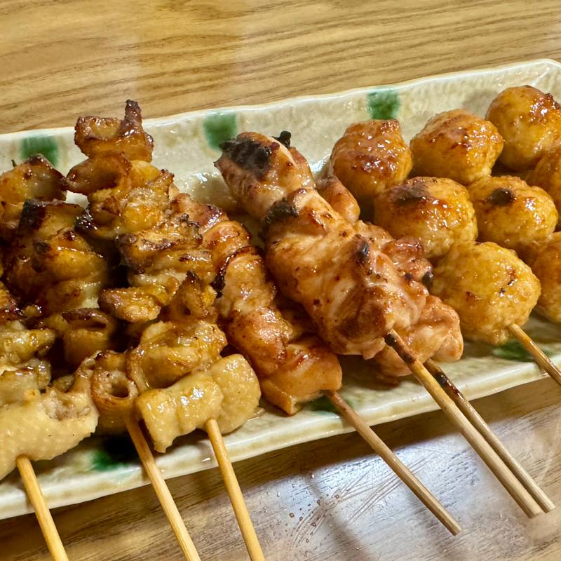 焼き鳥(もも焼き、鶏皮、つくね)(串焼き 与兵)