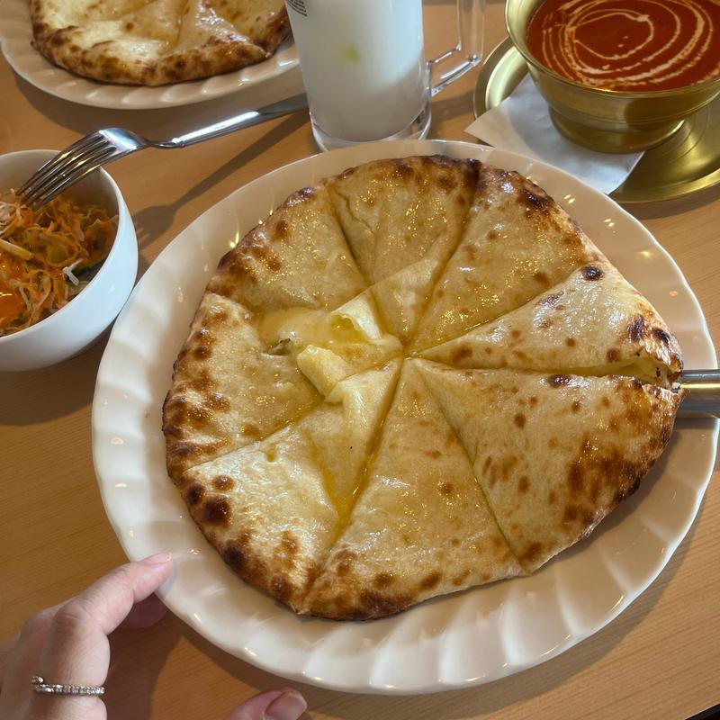 バターチキンカレーとチーズナン(エベレスト アジアンレストラン＆バー )