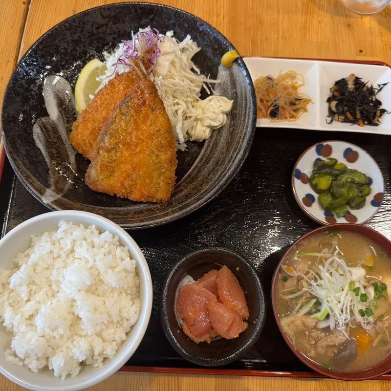 アジフライ定食：豚汁＋明太子(酒と飯　たまる食堂)