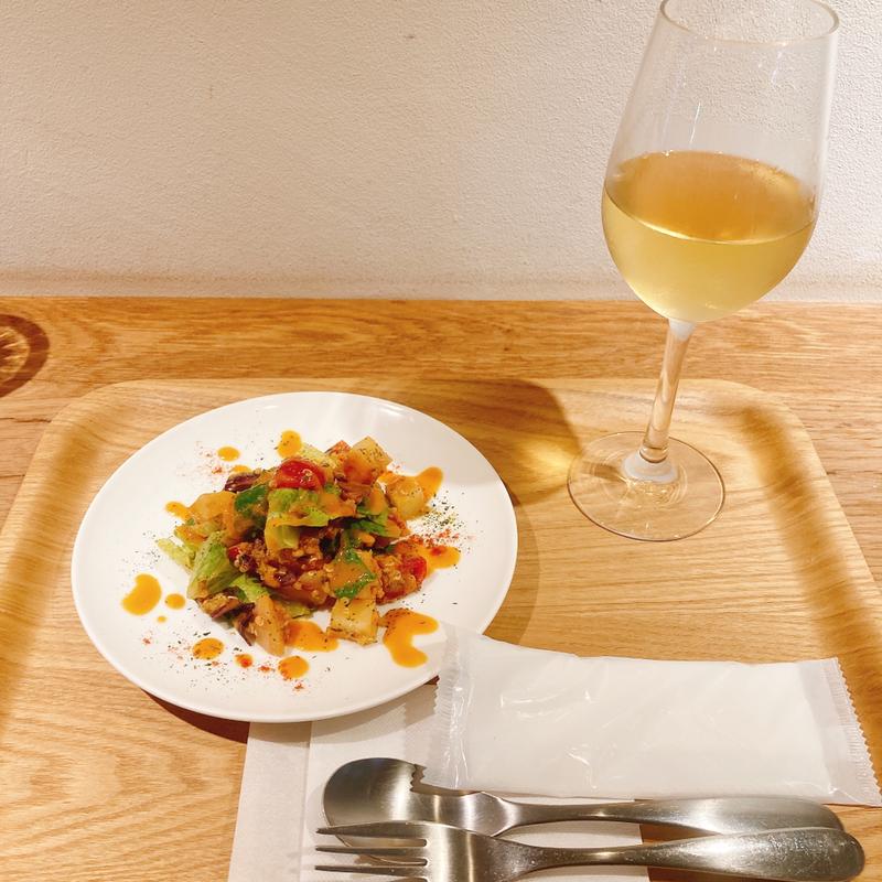 グラスワイン（白）、チョップドサラダ胡麻生姜ドレッシング(porte cafe（ポルトカフェ）)
