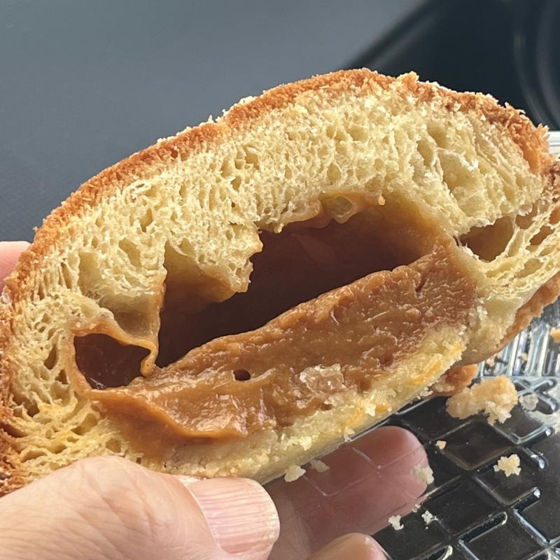 グラスフェッドバターのキャラメルブリオッシュフィユテ(パンエシュクレ)