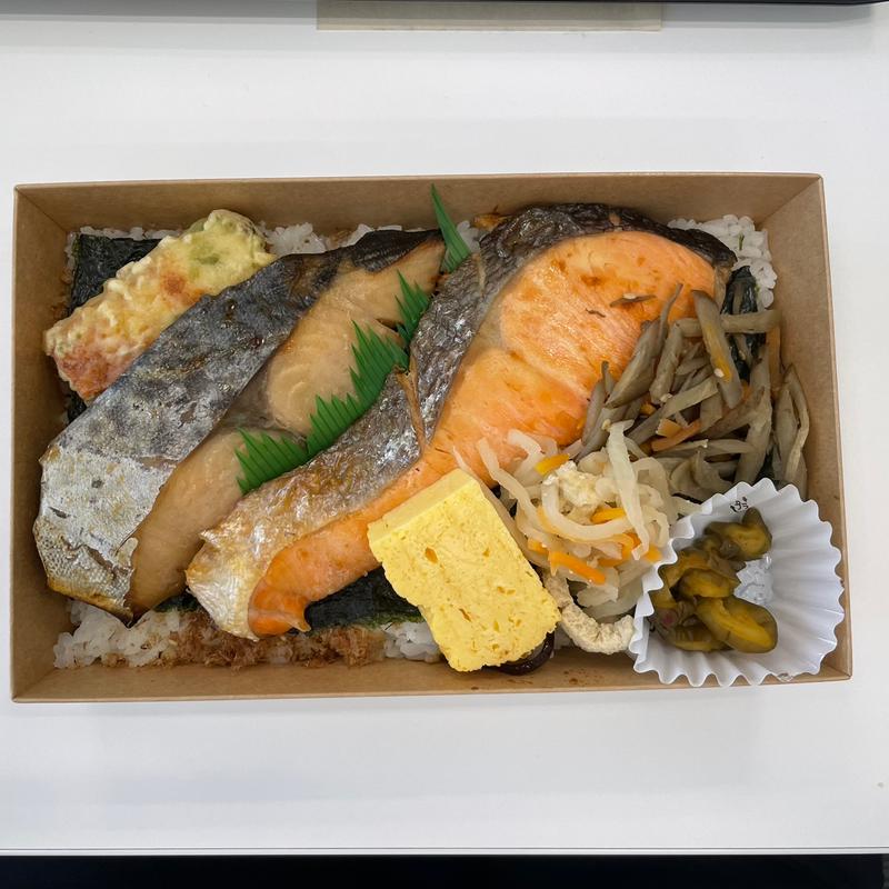 魚屋の海苔弁当（鮭・鰆）(ベルマートキヨスクJRゲートタワー)