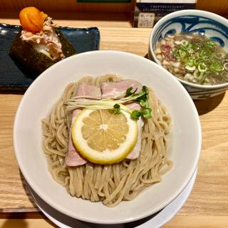 鰹昆布水つけそば（大盛）おにぎり:レアチャーシュー卵黄