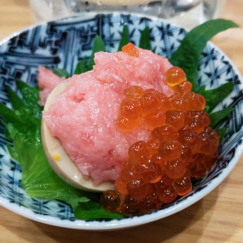 煮たまごのとろいくらのせ(魚と酒はなたれ 野毛五番街店)