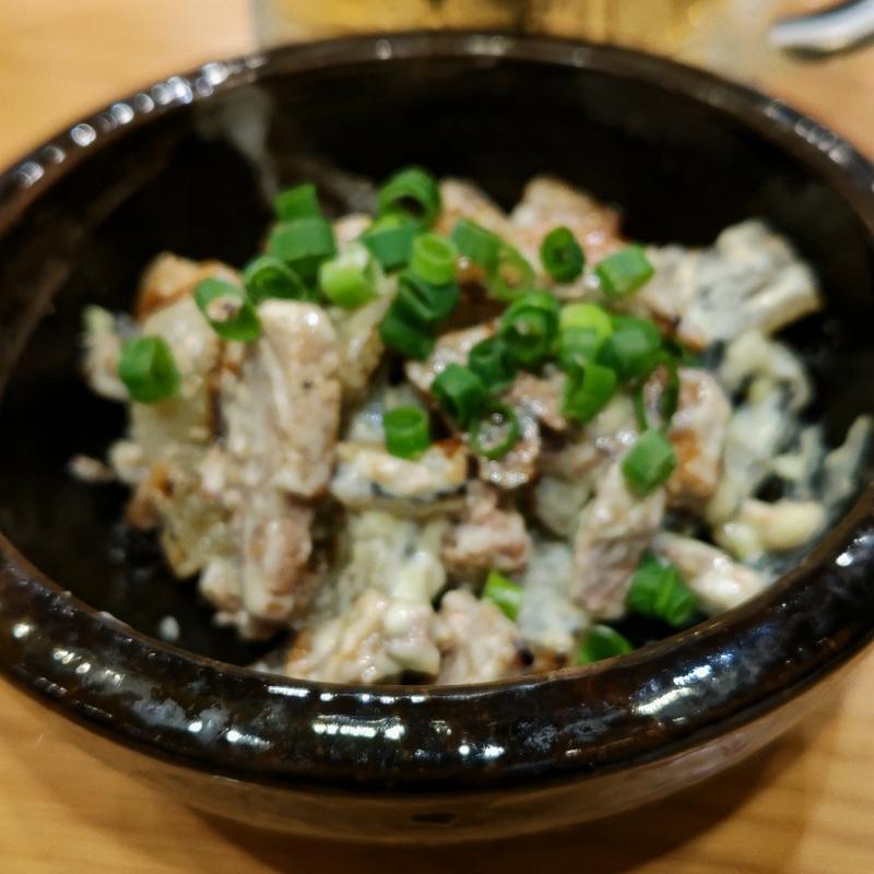 まぐろ身皮つまみ(魚と酒はなたれ 野毛五番街店)