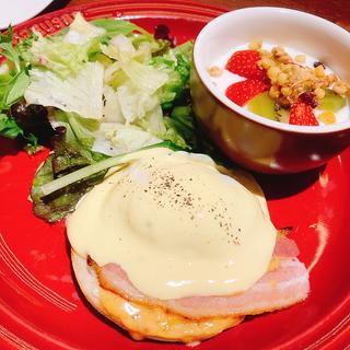 エッグベネディクト&フルーツヨーグルト、オマール海老のビスクセット(むさしの森珈琲 国泰寺店)