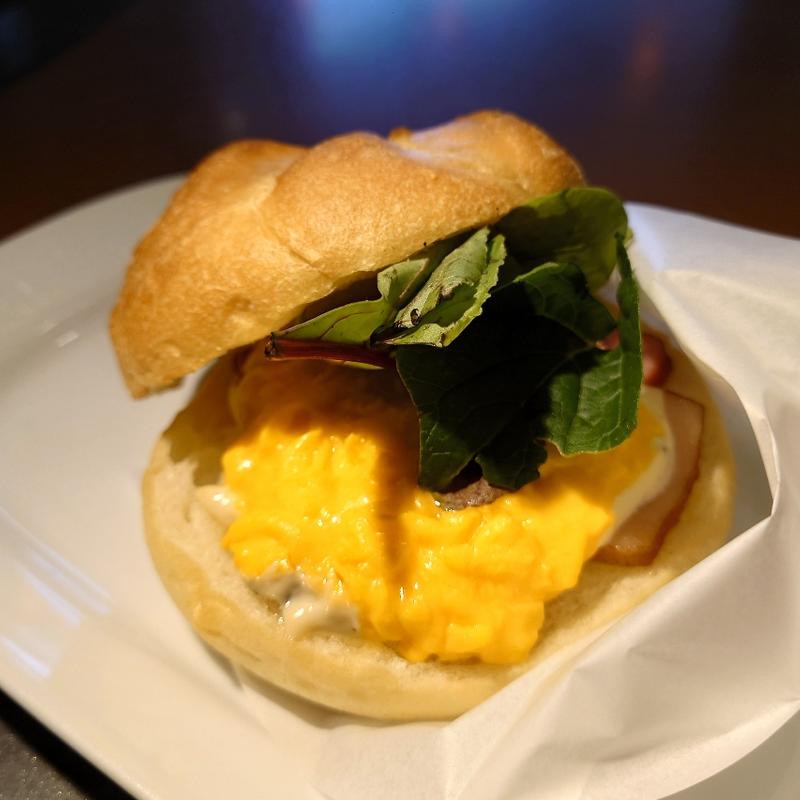 モーニングB カイザーサンド スクランブルエッグ＆燻しベーコン ～トリュフマヨ入り～(カフェ・ベローチェ 八柱駅第2ﾋﾞﾙ店 )
