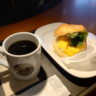 モーニングB カイザーサンド スクランブルエッグ＆燻しベーコン ～トリュフマヨ入り～