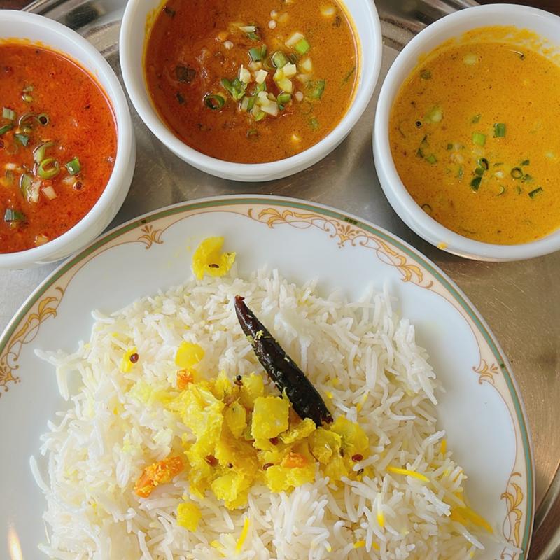 チキンビリヤニと3種類から選べるカレーセット（ナン）(カーンケバブビリヤニ （Khan kebab biryani）)